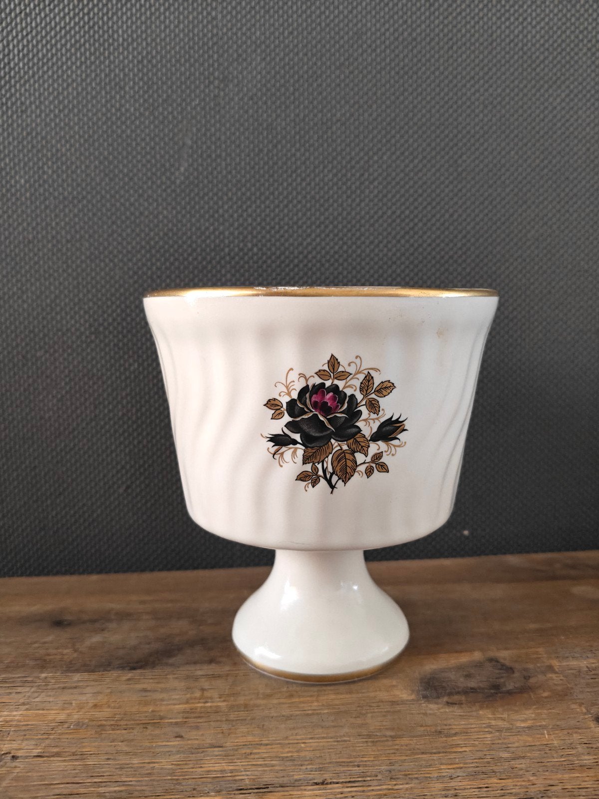 Koninklijke Zuid-Holland bloempot met zwarte roos decor, Antiek en Kunst, Ophalen of Verzenden