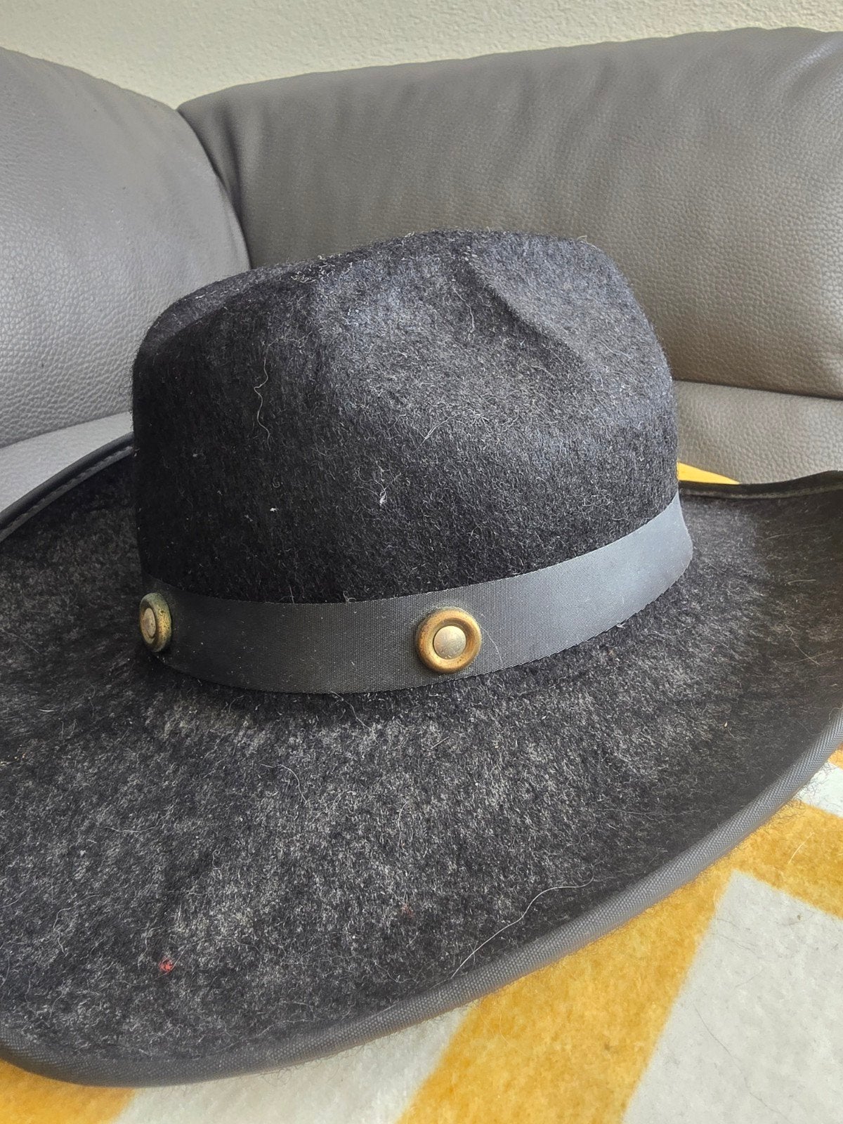 Zwarte cowboyhoed met decoratieve band en veren, Kleding | Heren, Hoeden en Petten, Ophalen of Verzenden, Gedragen, One size fits all