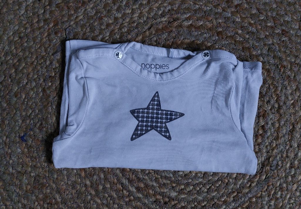 Een leuk wit shirt met ster van het merk Noppies - maat 56, Kinderen en Baby's, Babykleding | Maat 56, Jongetje of Meisje, Ophalen of Verzenden