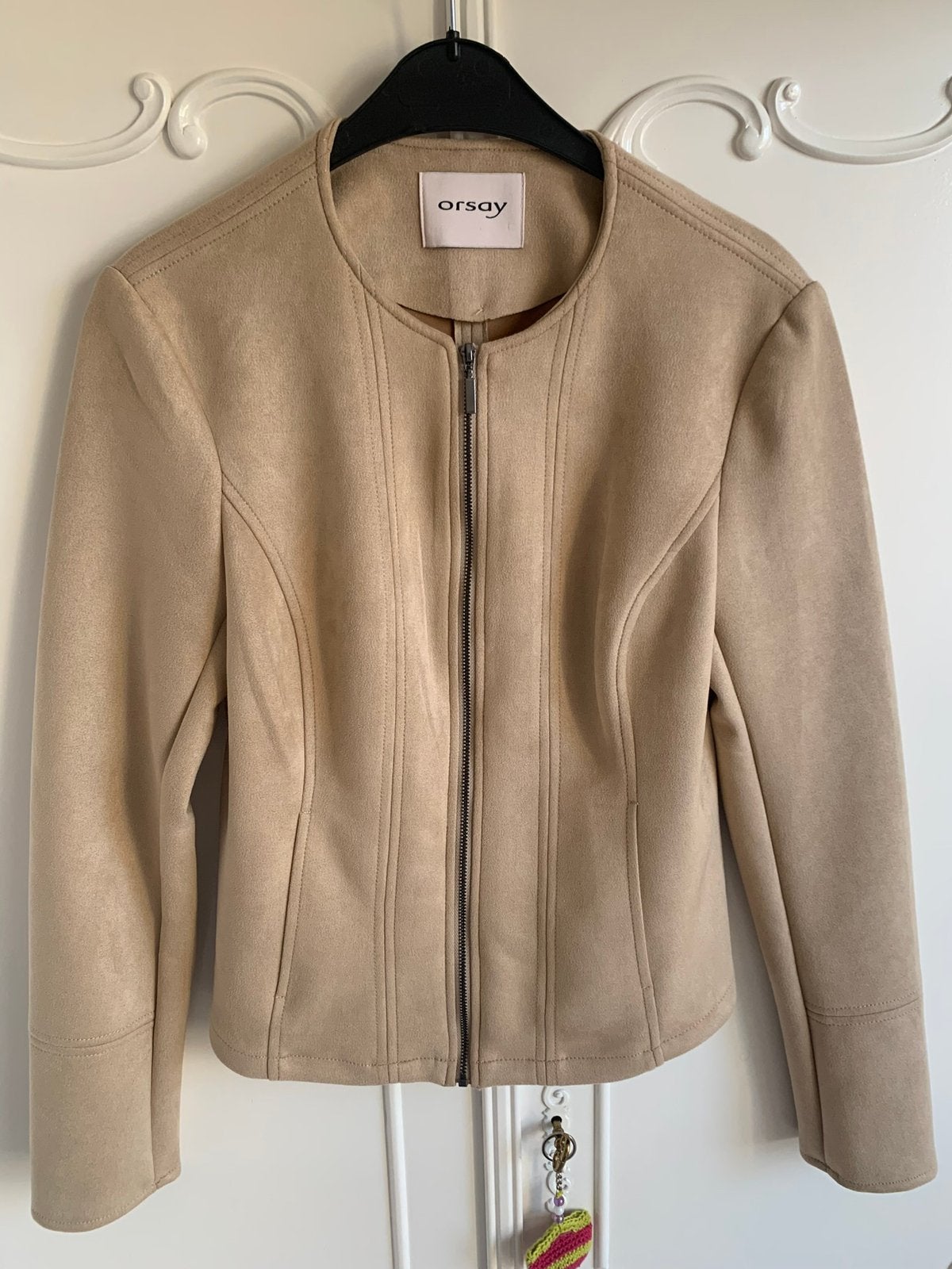 Nieuw beige suedine jasje merk Orsay maat 36, Kleding | Dames, Jasjes, Kostuums en Pakken, Beige, Nieuw, Ophalen of Verzenden