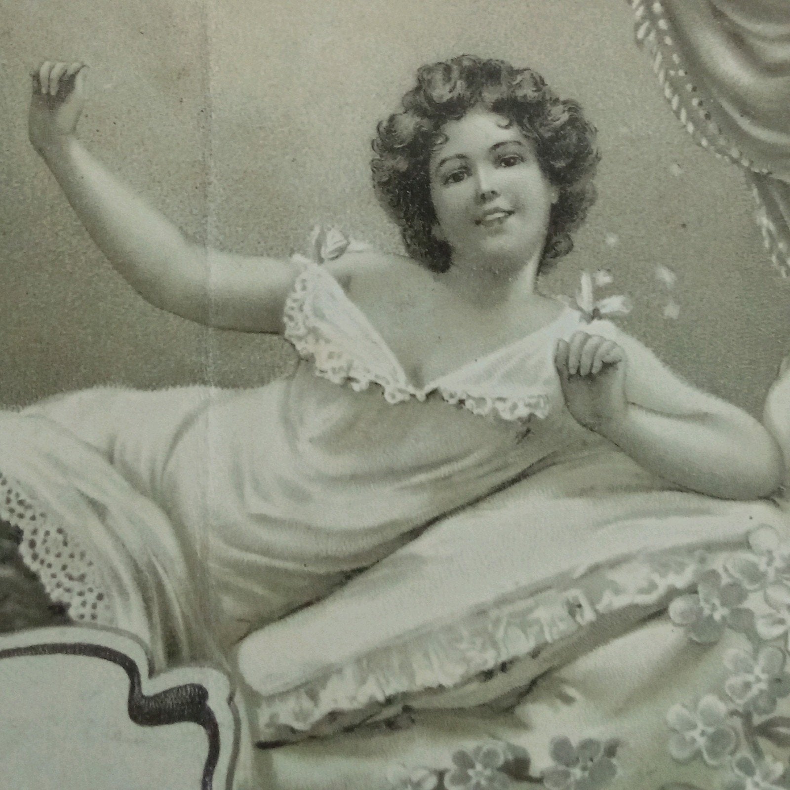 Antieke Ansichtkaart: Dame in Nachtjapon op Bed (ca. 1900), Ophalen of Verzenden, Voor 1920, Gelopen, Overig Europa