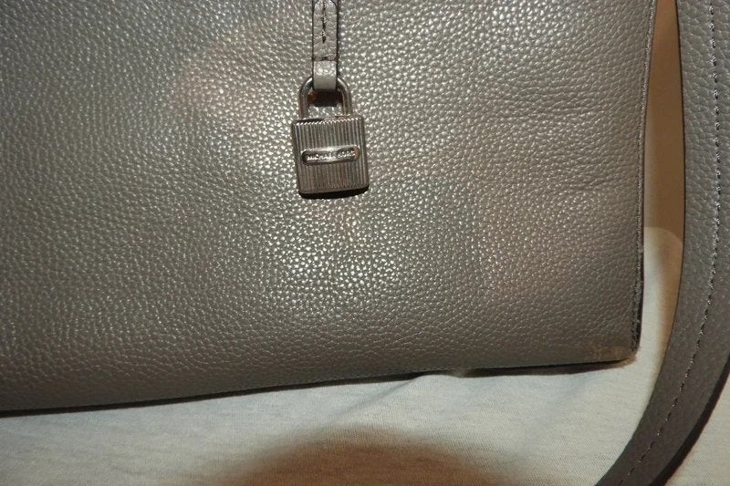 Michael Kors grijze leren schouder/ handtas merk en hanger, Sieraden, Tassen en Uiterlijk, Tassen | Damestassen, Verzenden, Gebruikt