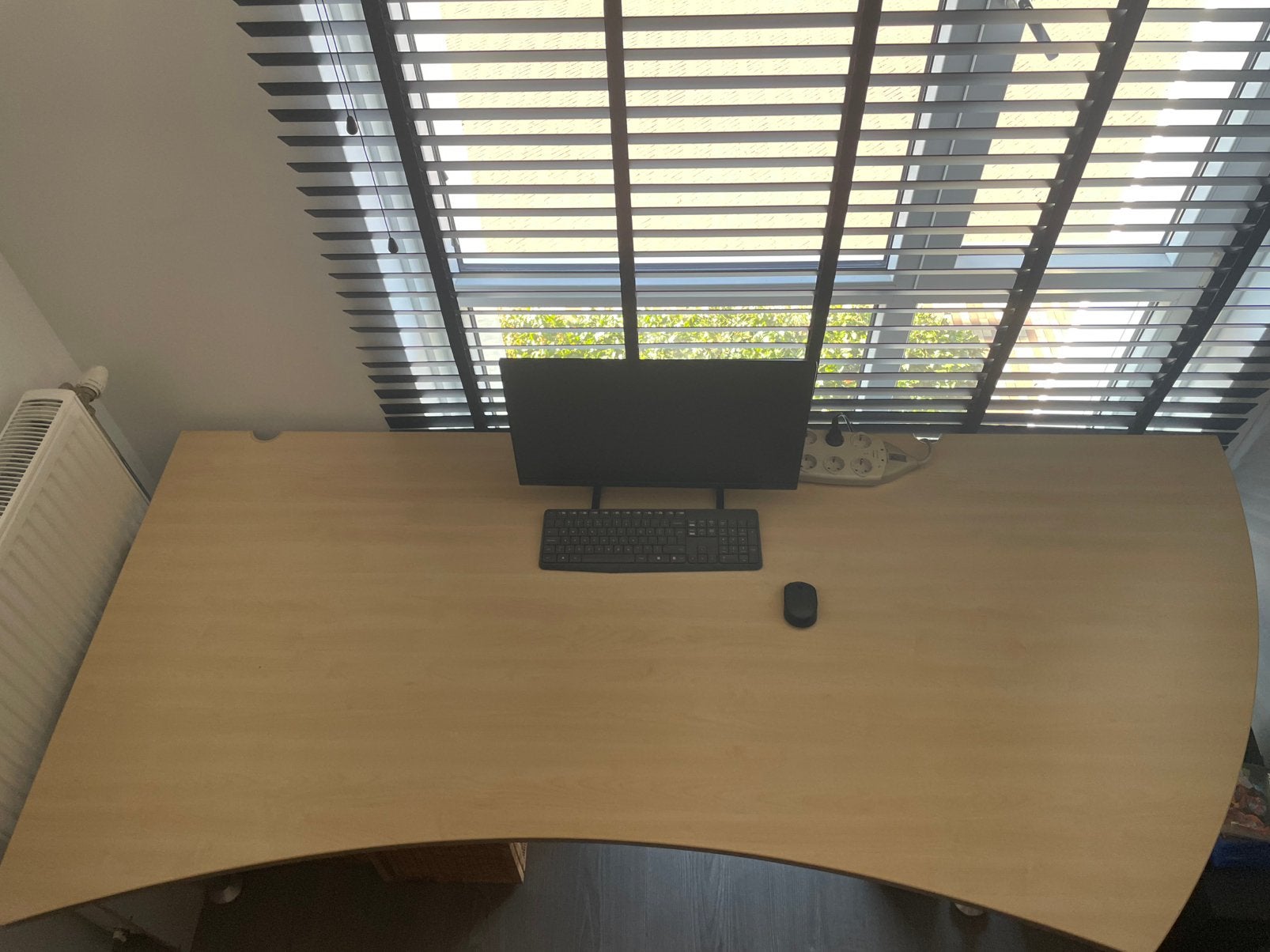 Office bureau, fijn groot met zit curve. Licht gebruikt., Huis en Inrichting, Bureaus, Ophalen, Kabelgoot, 100 cm, Zo goed als nieuw