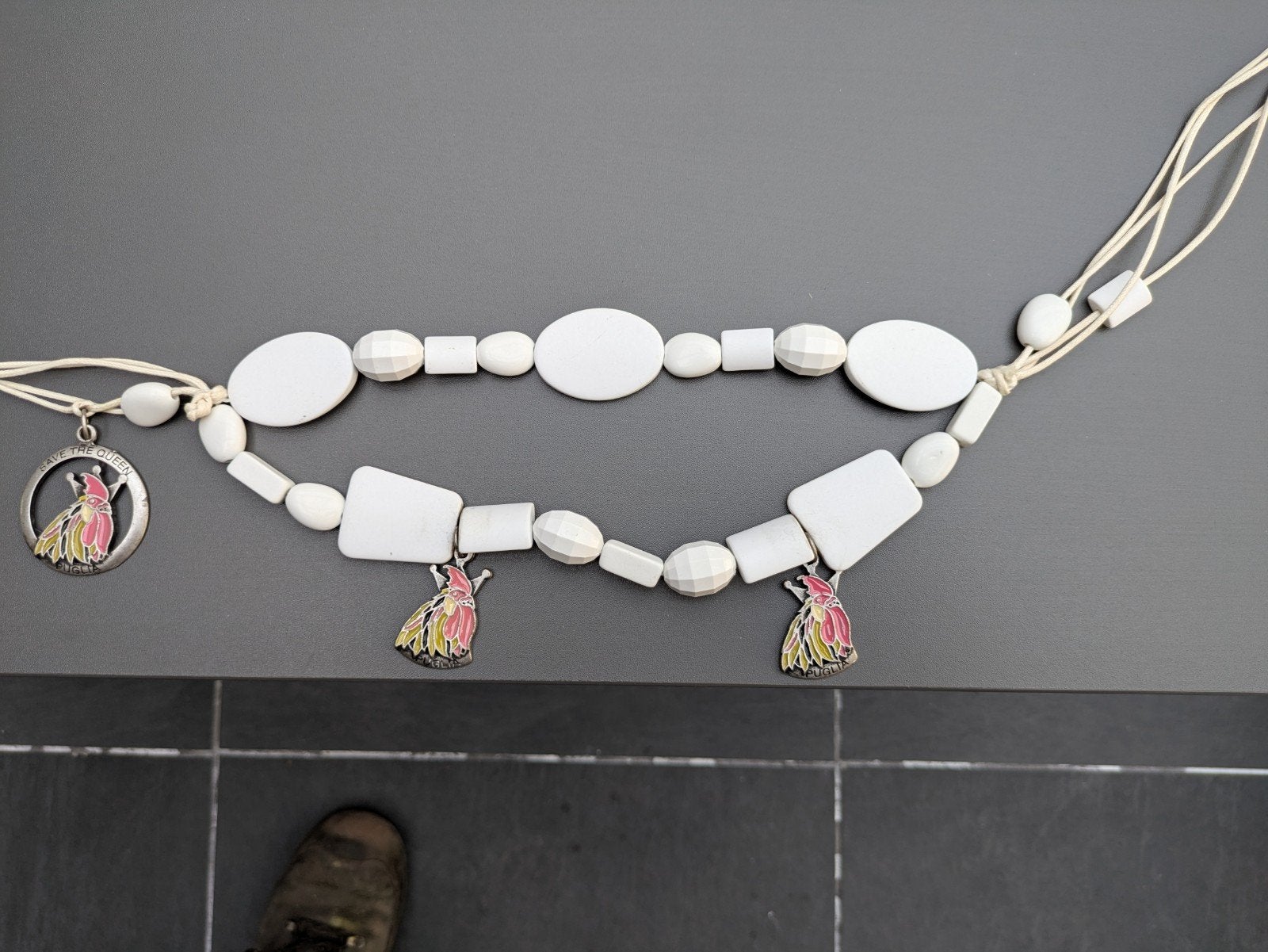 nieuwe save the Queen heup ketting met hangers, Ophalen of Verzenden, Nieuw, Wit, Overige materialen