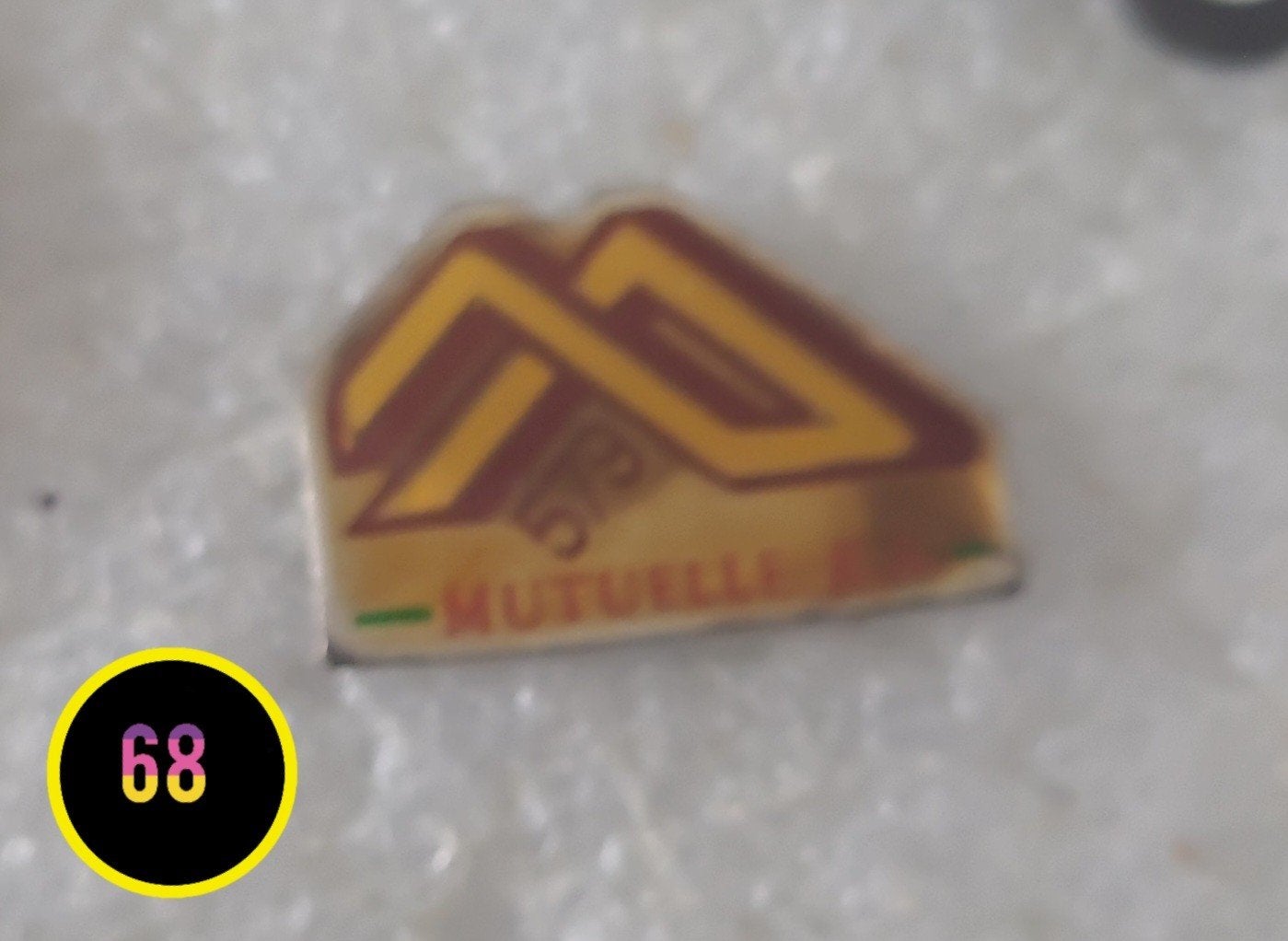 Vintage Pin 'Mutuelle' - Verzamelaarsitem, Verzenden, Gebruikt, Overige onderwerpen, Speldje of Pin