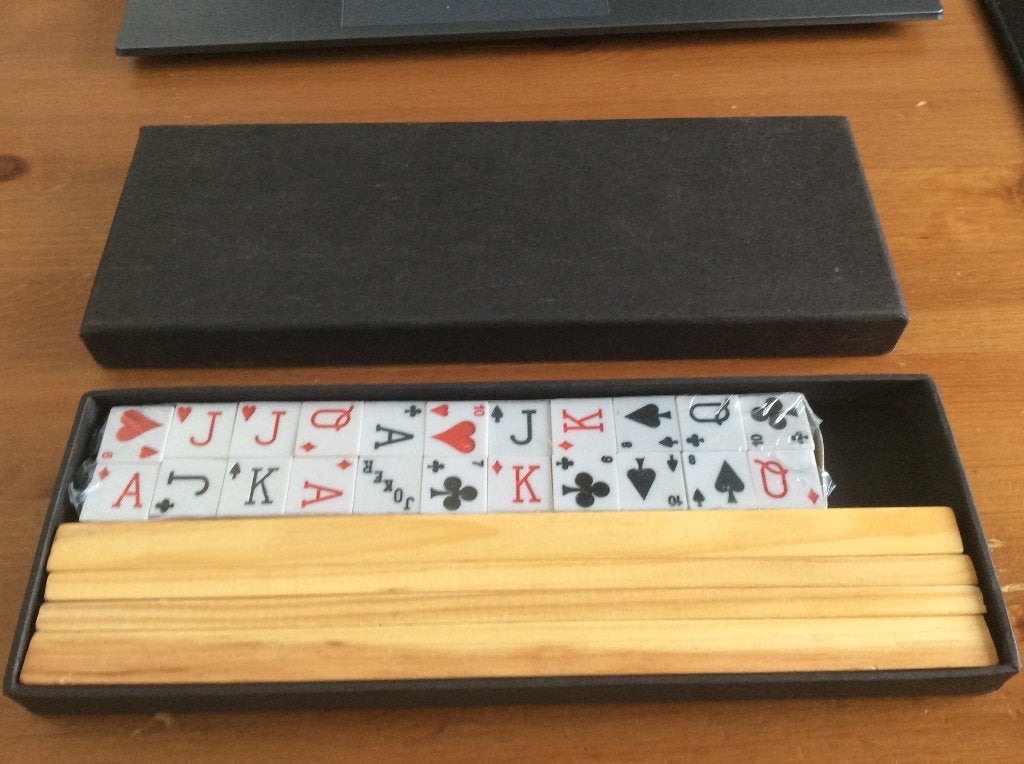 Rummy variant met speelkaart-stenen. houten opleggers. Nieuw, Een of twee spelers, Ophalen of Verzenden, Nieuw