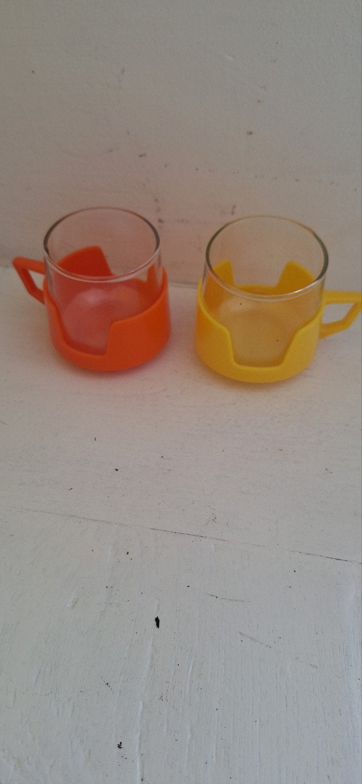 Vintage glazen kopjes met plastic houders JAJ Pirex. - Made, Ophalen of Verzenden