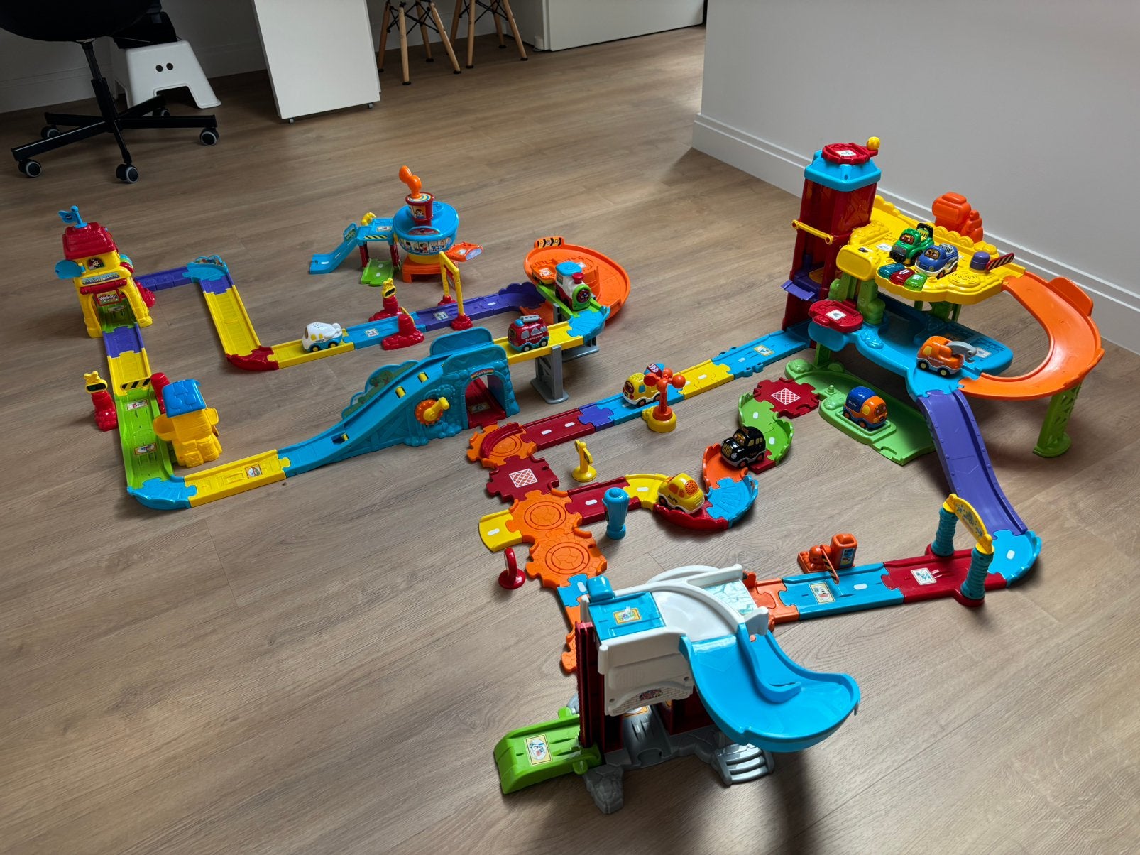 Toet toet autos, treinstation, brandweer, parkeergarage, Ophalen, Zo goed als nieuw, 2 tot 4 jaar