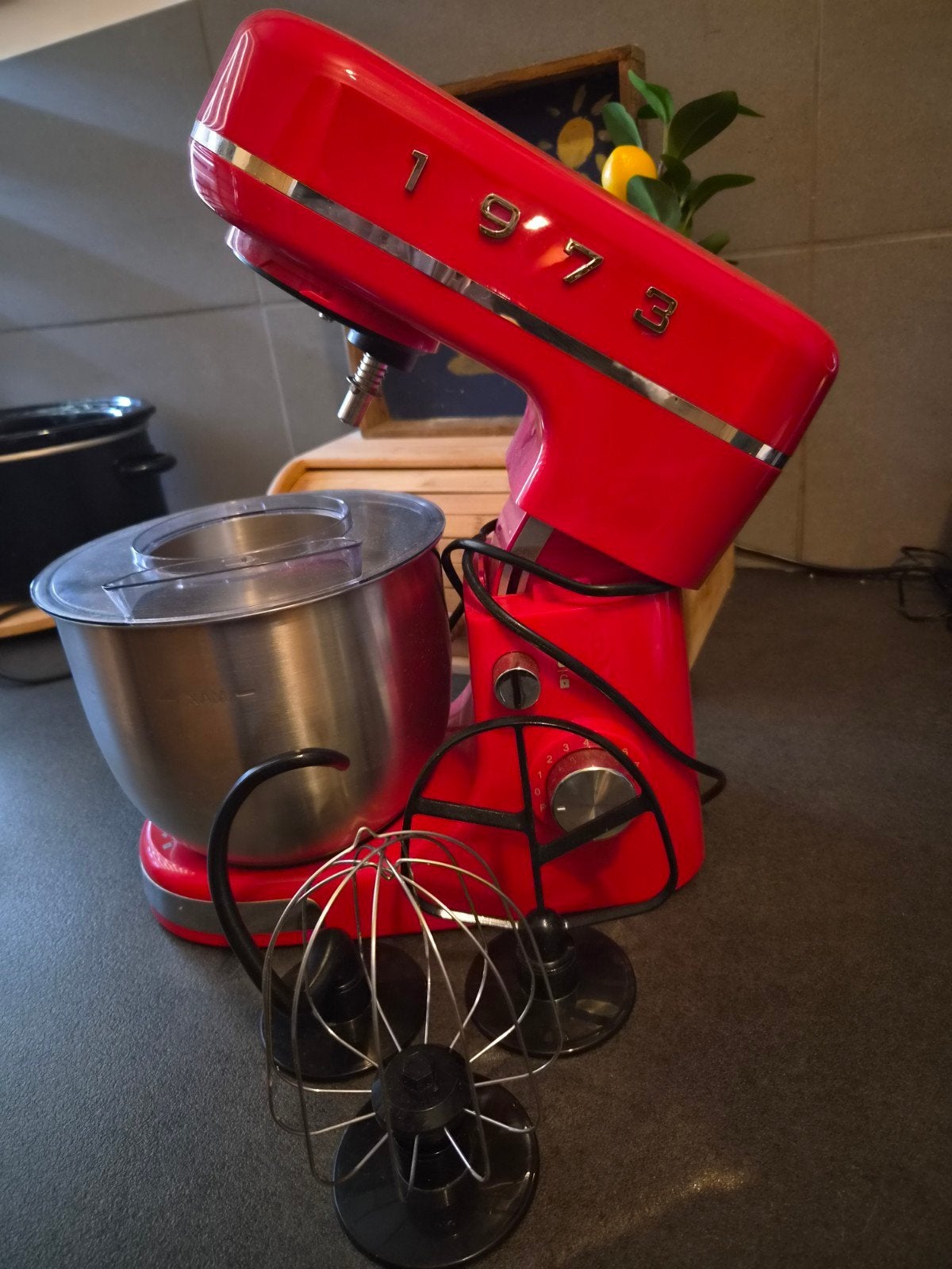 Rode Keukenmachine met RVS Kom en Diverse Opzetstukken, 4 liter of meer, Ophalen of Verzenden, Zo goed als nieuw, 3 snelheden of meer
