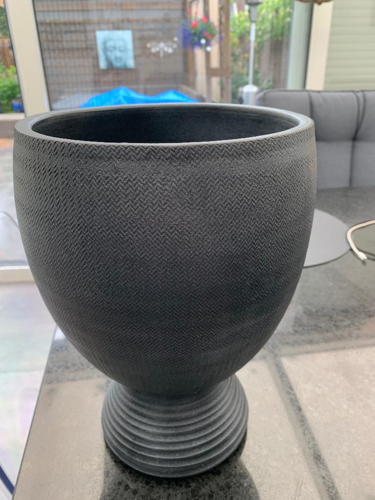 Zwarte bloempot, Tuin en Terras, Bloempotten, Rond, Ophalen of Verzenden, Zo goed als nieuw, Balkon