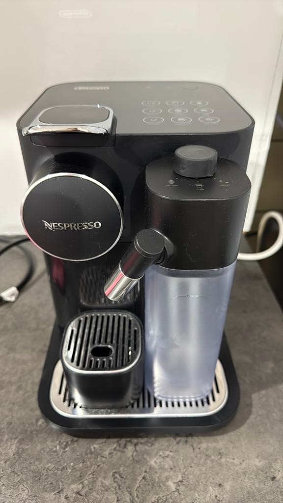 Nespresso De'Longhi koffiemachine met melkopschuimer, Koffiemachine, Ophalen of Verzenden, Zo goed als nieuw, 1 kopje