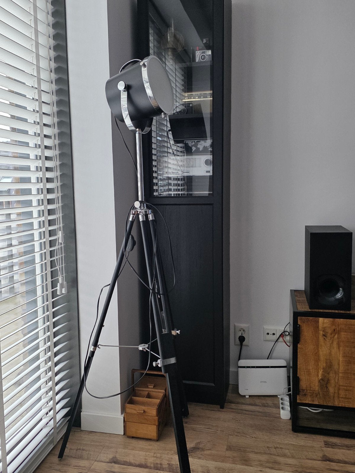 Robuuste industriële vloerlamp met driepoot statief, Ophalen, Industrieel, Modern, E27 (groot), Zo goed als nieuw