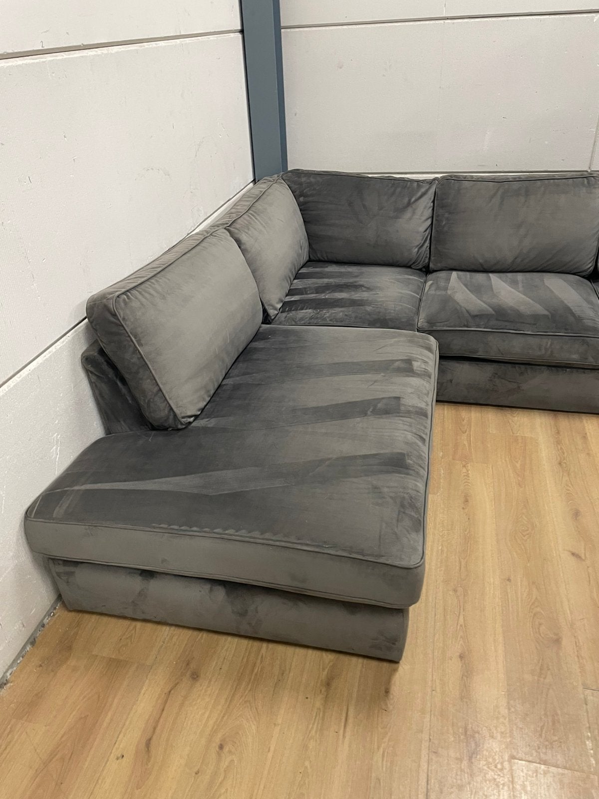 Mooie luxe suede velvet velours grijze hoekbank - GEREINIGD!, Ophalen, 250 tot 300 cm, Luxe, Hoekbank