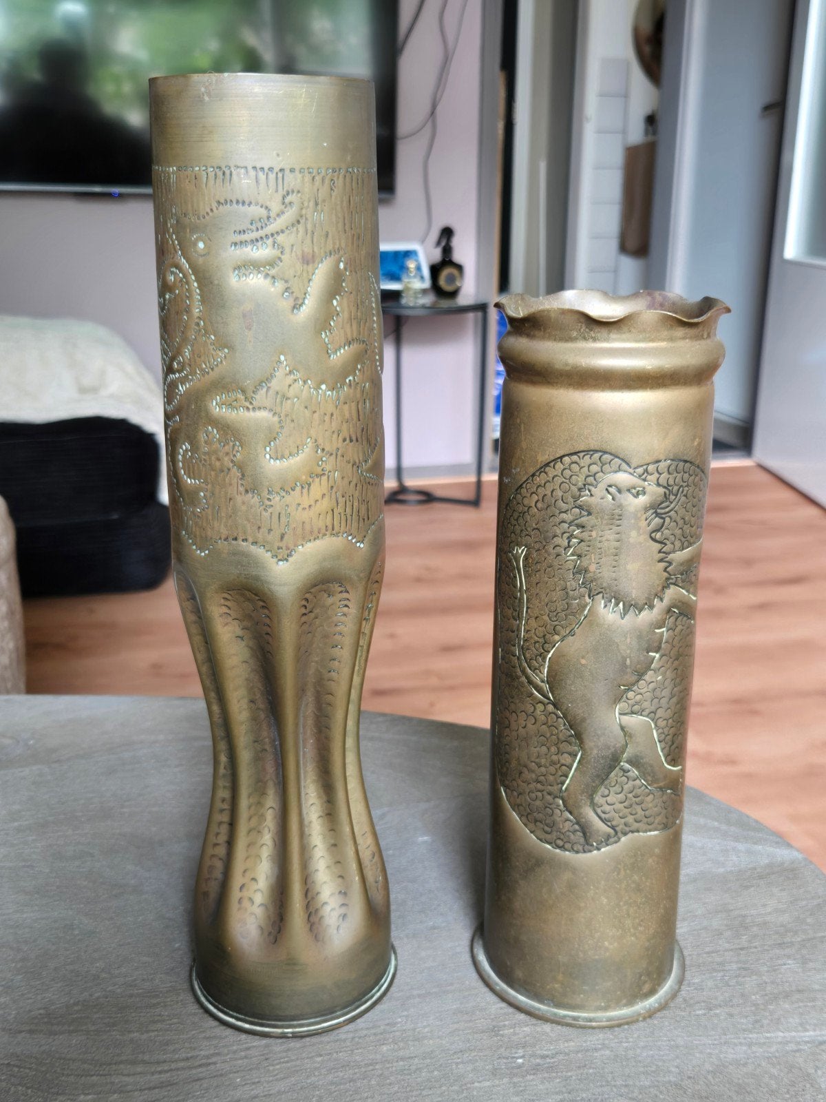 Antieke WO1 artilleriehulzen met leeuwenreliëf, Ophalen