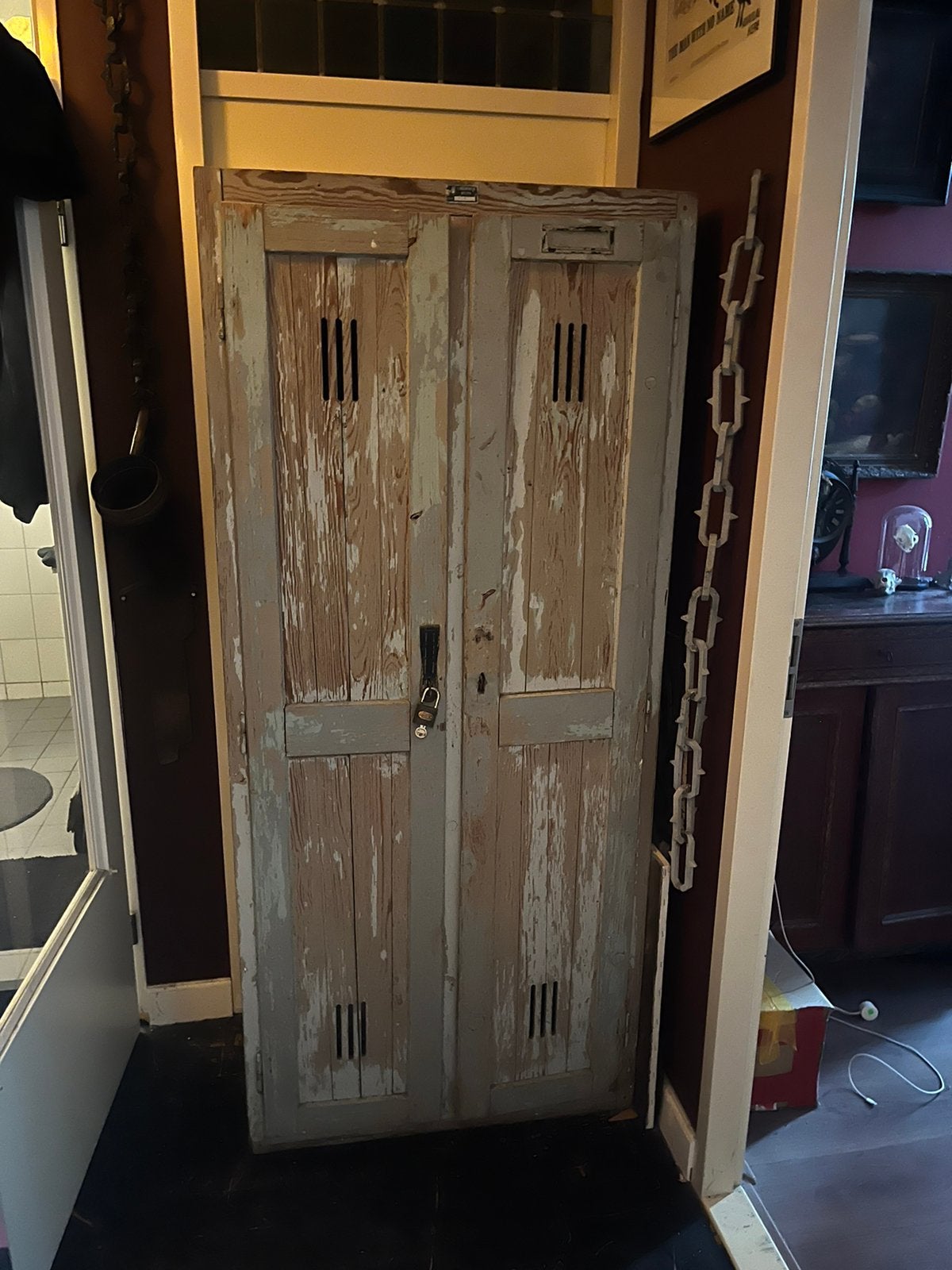 Oude houten locker uit de “Farbenfabrik, Wolfen”, Ophalen