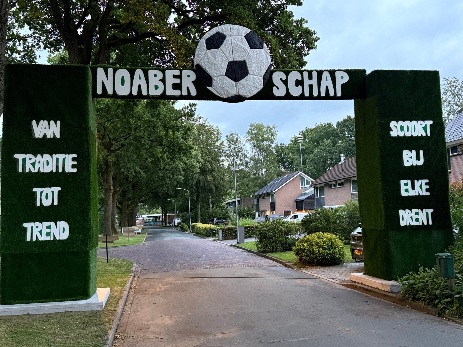 2x voetbal tbv straatversiering of voetbalfeest, Ophalen, Gebruikt