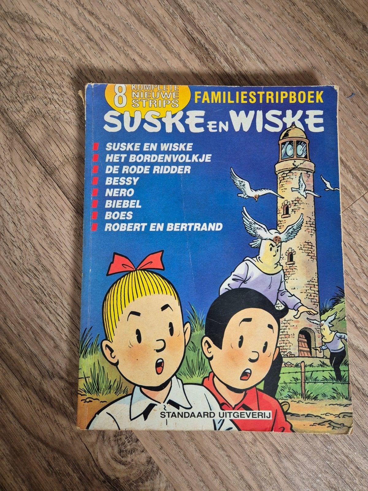 Suske en Wiske Familiestripboek - 8 Komplete Nieuwe Strips, Boeken, Stripboeken, Meerdere stripboeken, Ophalen of Verzenden, Gelezen