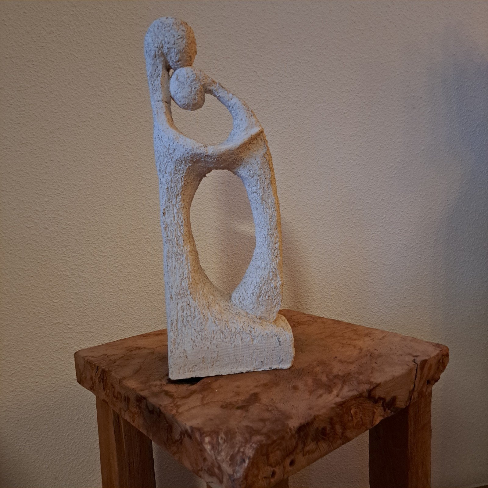 Abstracte sculptuur van moeder en kind, Antiek en Kunst, Groep mensen, Gips, Ophalen of Verzenden, Handgemaakt