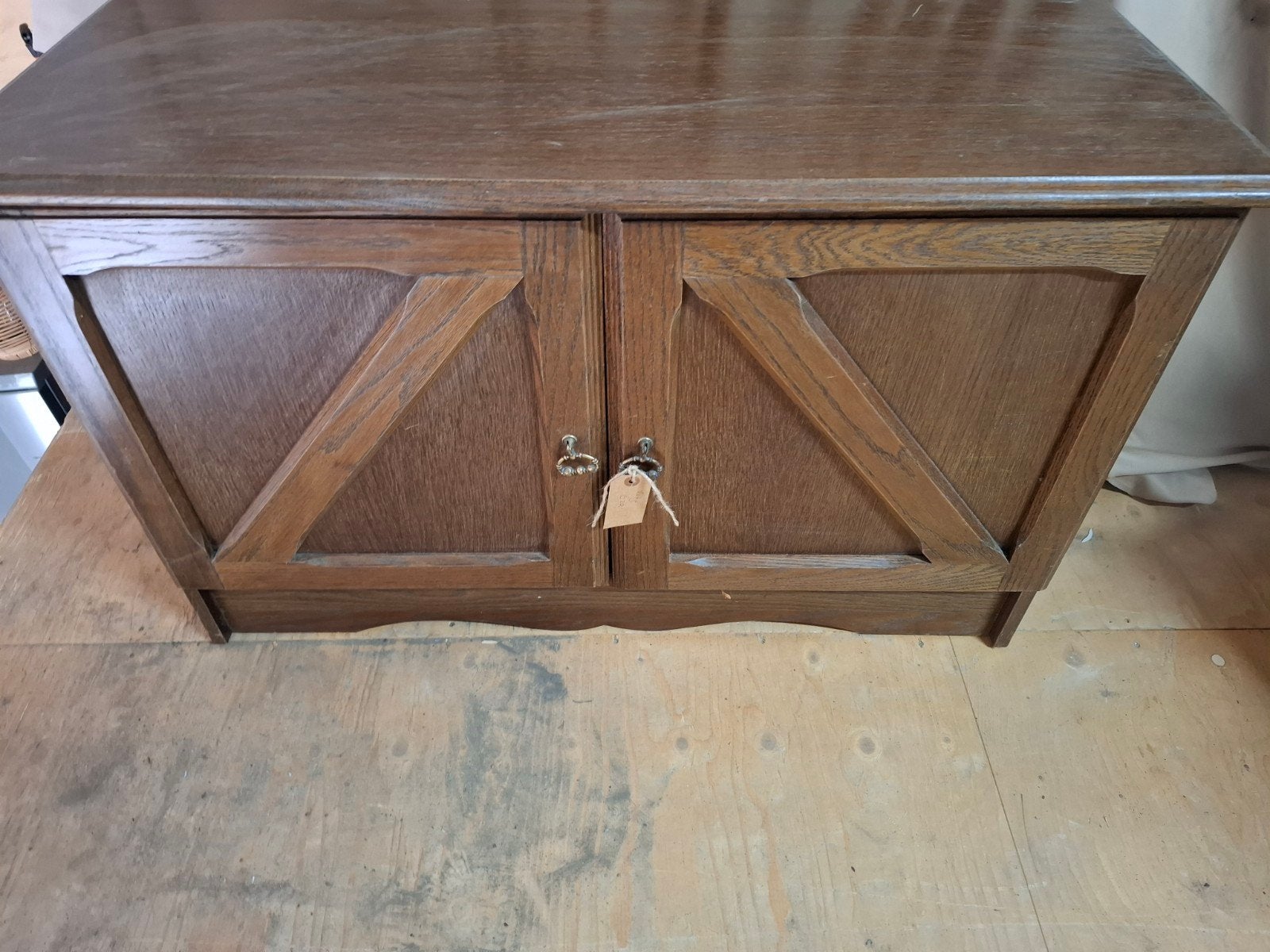 Vintage houten kastje met twee deuren, Ophalen