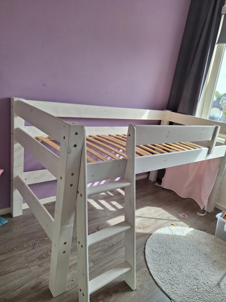 Hoog slaper met trap en glijbaan en gordijntjes, Kinderen en Baby's, Kinderkamer | Stapelbedden en Hoogslapers, Ophalen, Hoogslaper
