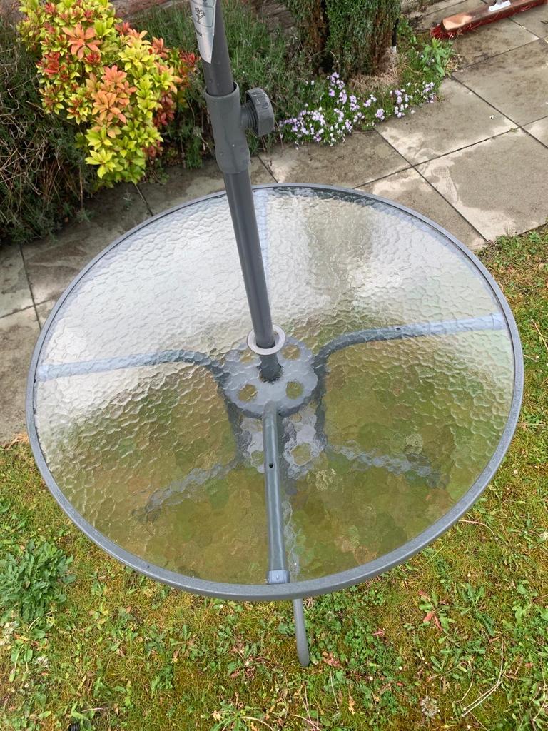 Glazen Tafel met Parasol, Tuin en Terras, Ophalen, Gebruikt, Rond, Metaal