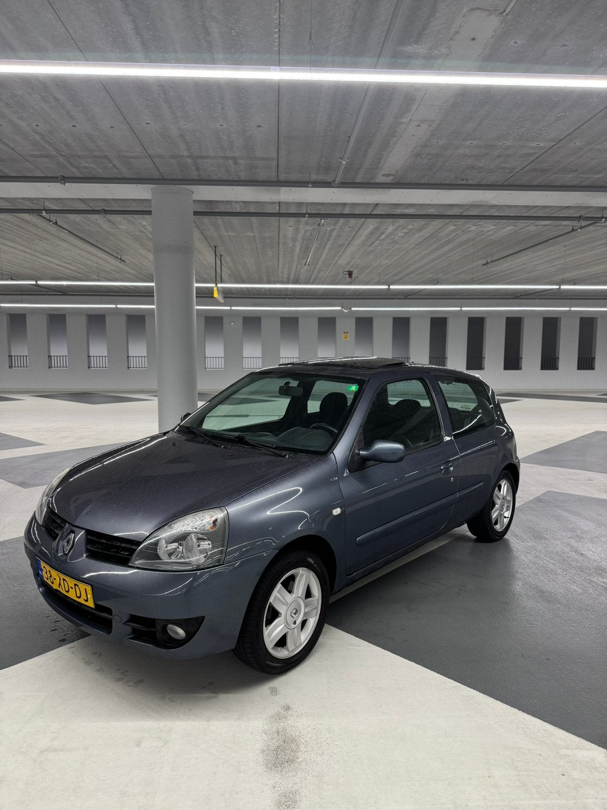 Renault Clio 1.2 55KW 2007 Blauw apk tot 04/2027, Auto's, Voorwielaandrijving, 74 pk, Blauw, Origineel Nederlands