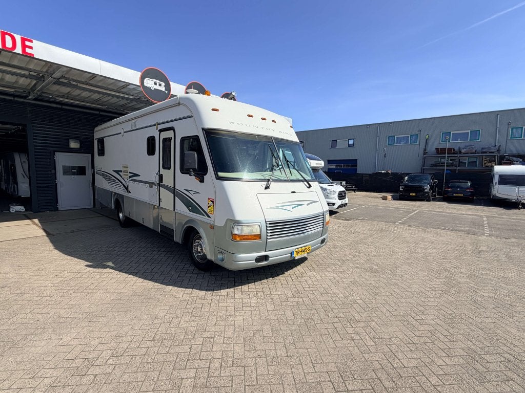 NEWMAR KOUNTRY AIRE  Freightliner chassis | Cummins Dies, Particulier, Buitenlamp, Cassettetoilet, 8 meter en meer