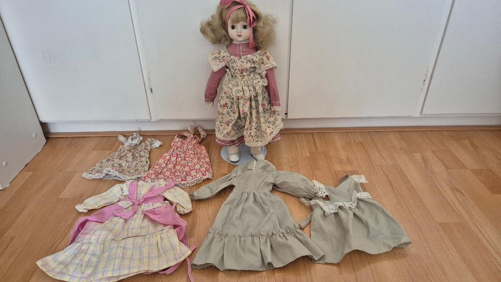 porseleinen pop met standaard en extra kleding H=47cm, Verzamelen, Poppen, Ophalen of Verzenden, Zo goed als nieuw, Pop