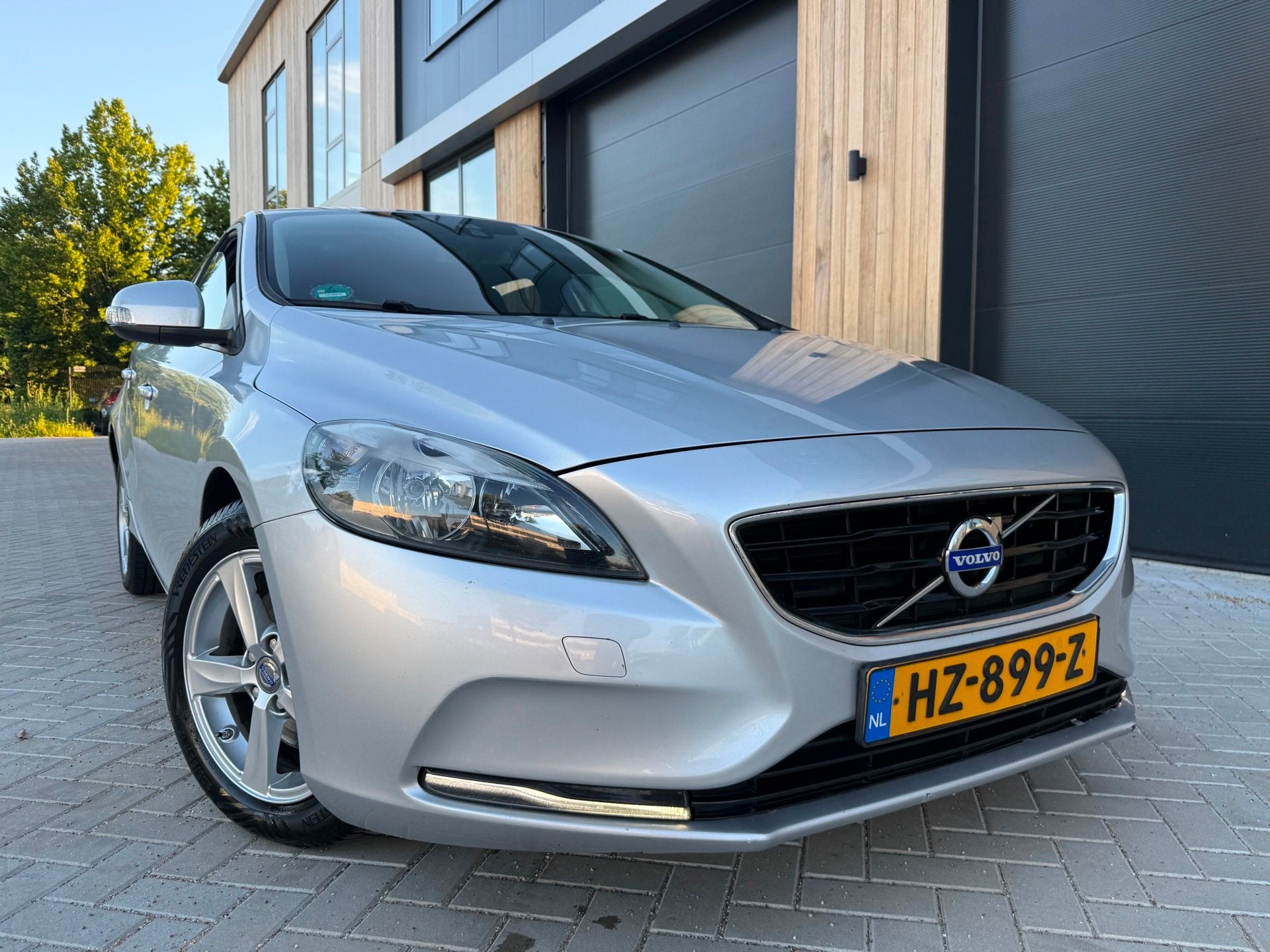 Volvo V40 1.6 D2 Momentum (bj 2014) AUTOMAAT/CLIMA/LED/PARK-, Auto's, Volvo, Euro 5, Stof, Gebruikt, Zwart