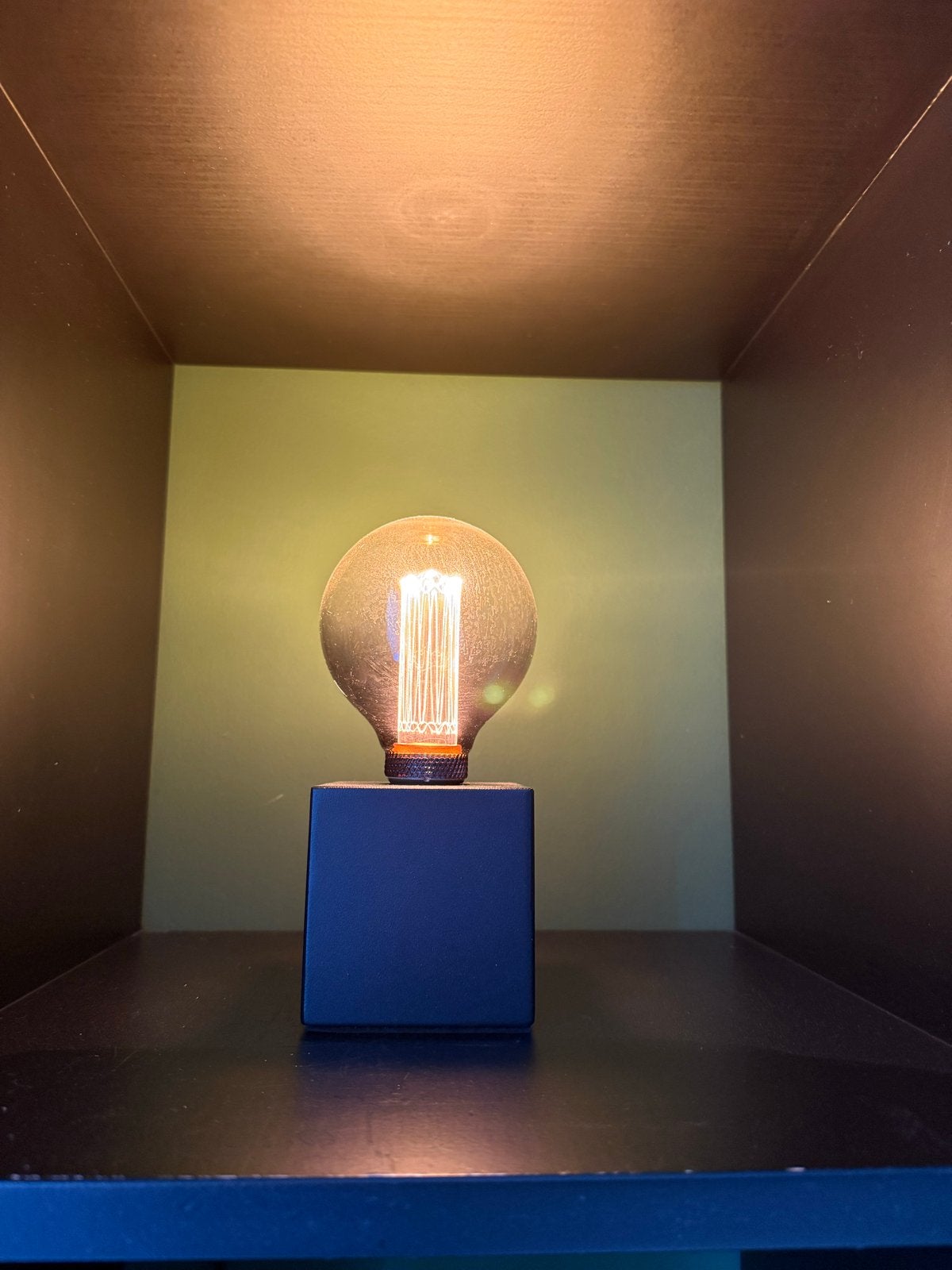 Stijlvolle Edison Gloeilamp met Zwart Kubus Voetstuk, Metaal, Overige merken, Zwart, Zo goed als nieuw
