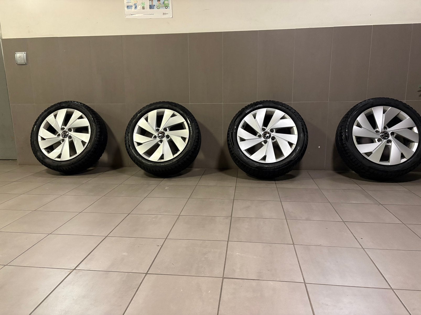 Volkswagen 17 inch Originele Velgen + Pirelli Winterbanden, Auto diversen, Wieldoppen, Ophalen, Zo goed als nieuw