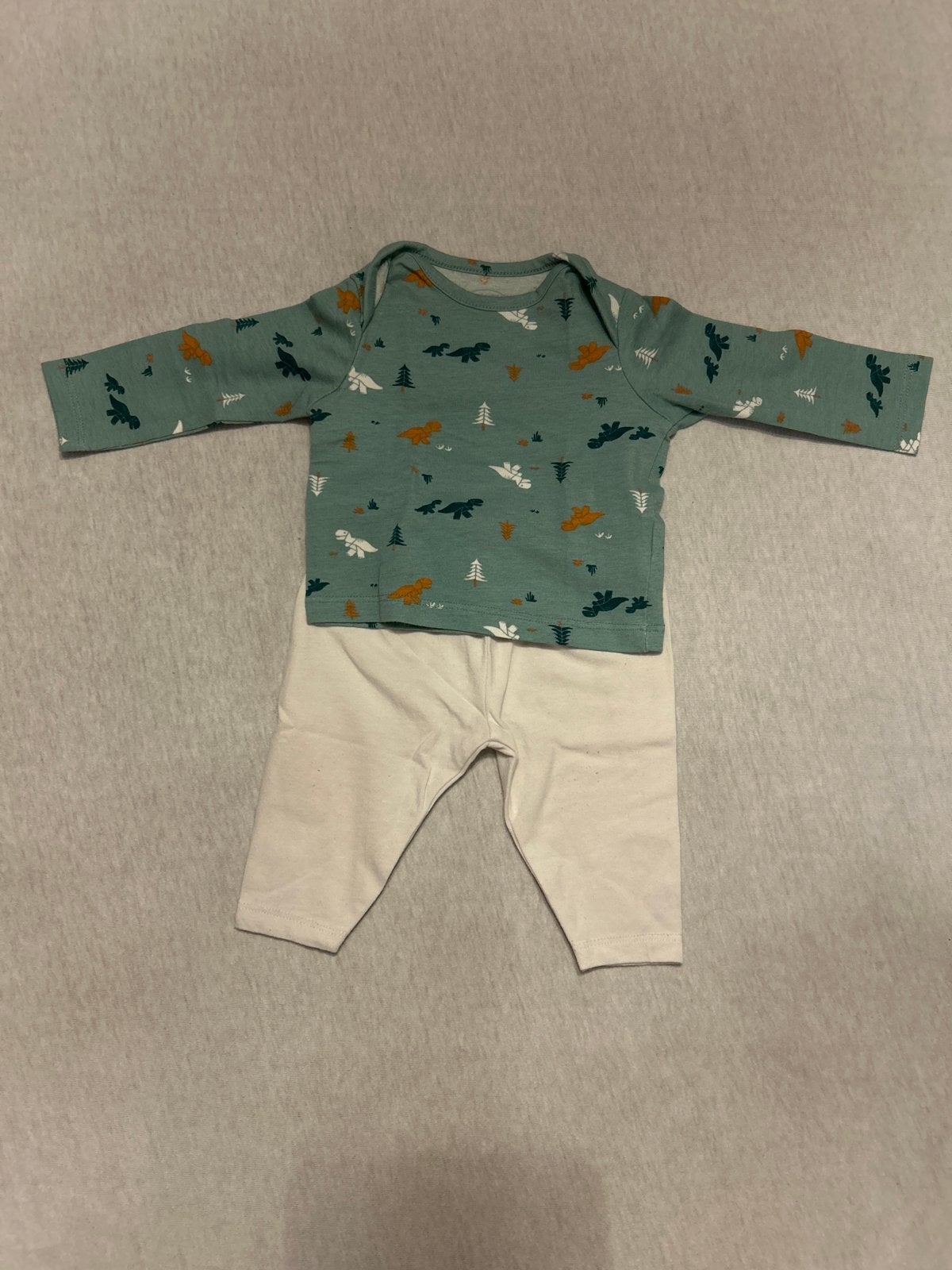 Pyjama maat 50/56 met dinosaurusprint, Kinderen en Baby's, Babykleding | Overige, Ophalen of Verzenden, Zo goed als nieuw, Jongetje of Meisje