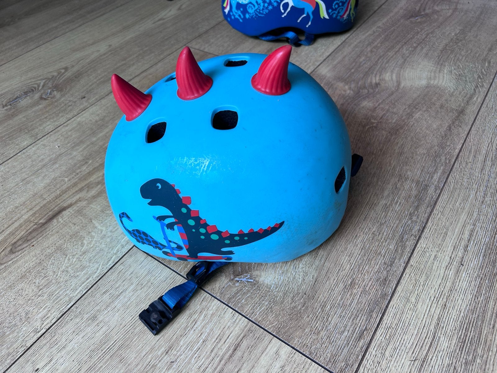 Leuke kinder fietshelm met dinosaurus print en hoorntjes, Ophalen, Zo goed als nieuw, Overige maten, Jongen of Meisje