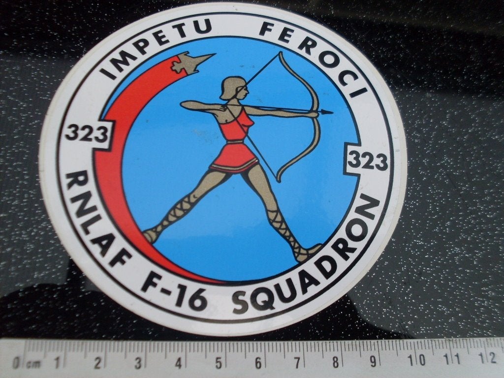 sticker 323 rnlaf F-16 squadron logo embleem wapen KLu, Verzenden, Zo goed als nieuw, Bedrijf of Vereniging