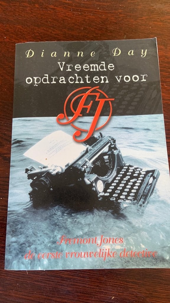 Dianne Day - Vreemde opdrachten voor F.J., Boeken, Ophalen of Verzenden, Zo goed als nieuw
