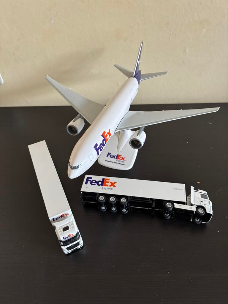FedEx Express Verzamelset – Boeing 777F vliegtuig + 2 trucks, Verzenden, Zo goed als nieuw, Schaalmodel