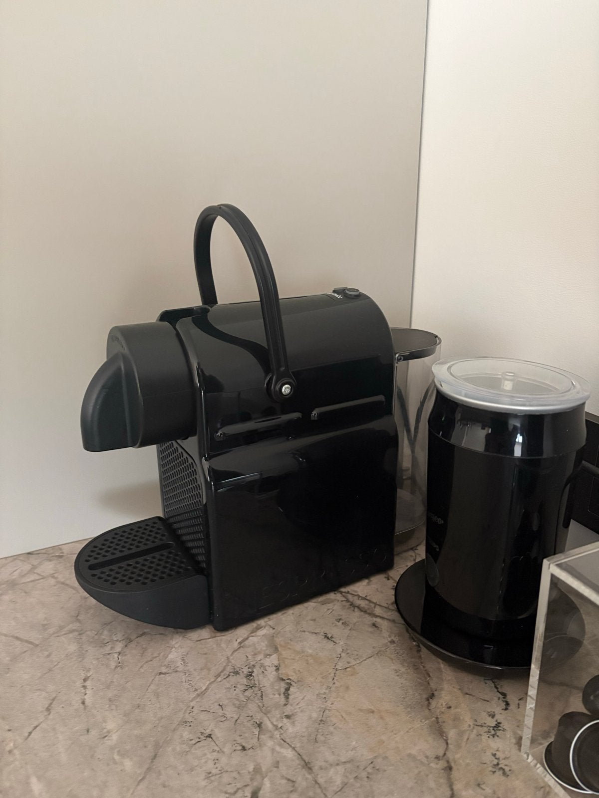 Nespresso Essenza Mini - Compacte en stijlvolle koffiemachin, Espresso apparaat, Ophalen of Verzenden, Zo goed als nieuw, 1 kopje