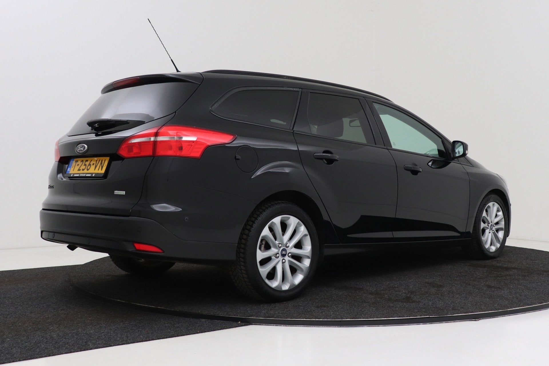 Ford Focus Wagon 1.0 Titanium | Inruilkoopje! | Parkeersenso, Gebruikt, Automatische klimaatregeling, Zwart, Handgeschakeld