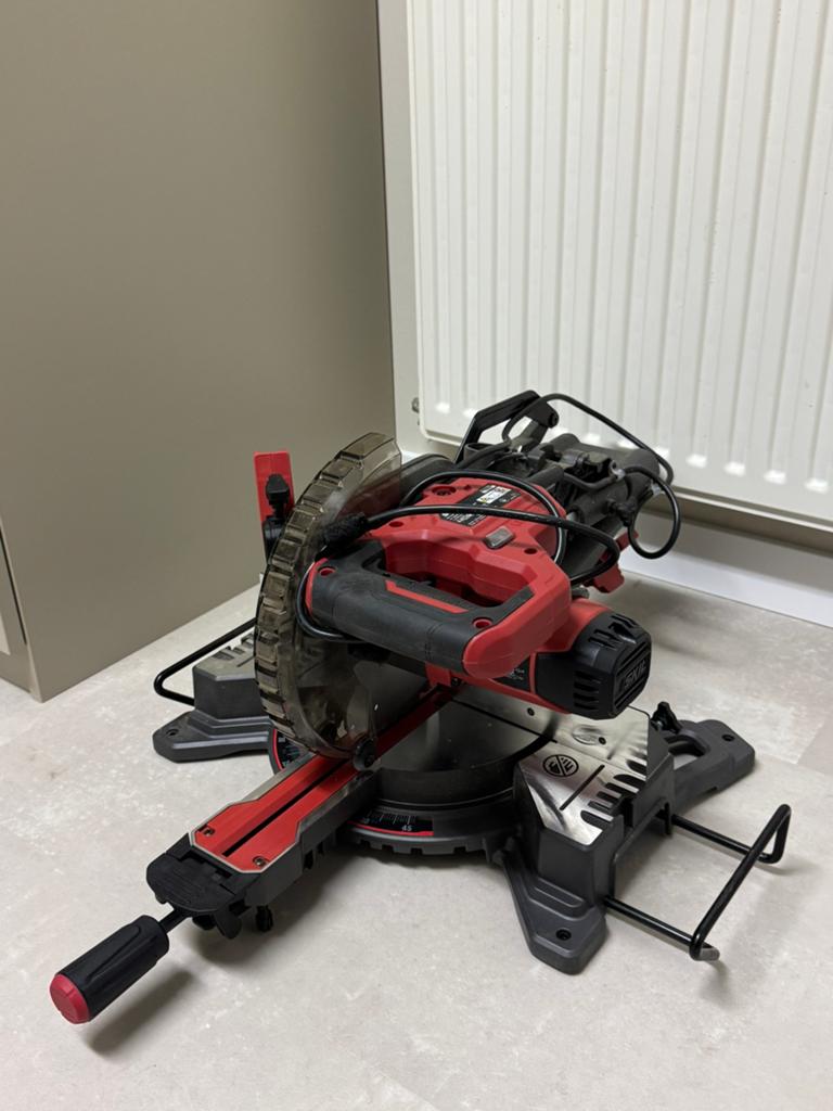 SKIL Afkortzaag 1600W met Laserline, Gebruikt, 70 mm of meer, Ophalen of Verzenden, Afkortzaag