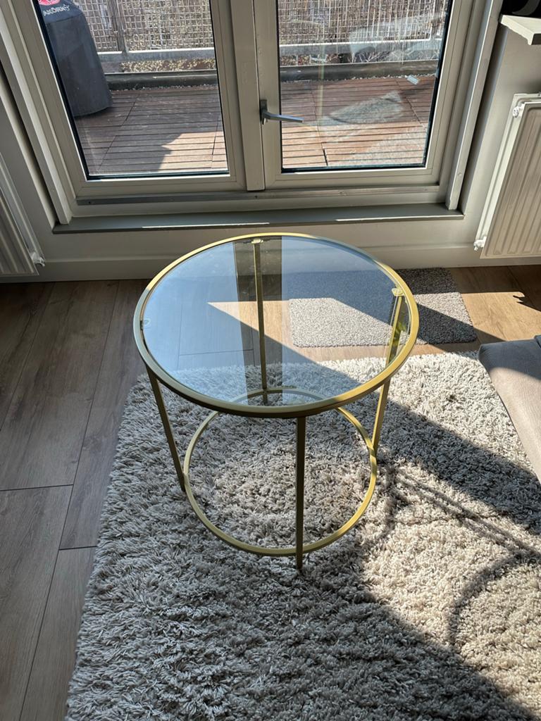 Gouden bijzettafel met glazen blad, Huis en Inrichting, Tafels | Bijzettafels, Zo goed als nieuw, Rond, 45 tot 60 cm, 55 tot 75 cm