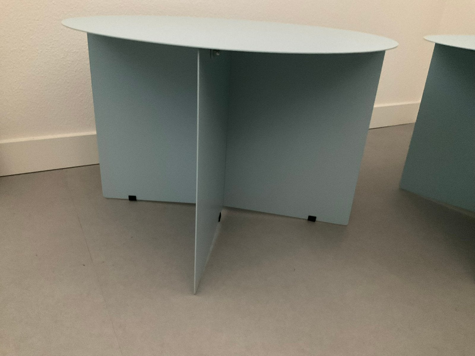 prachtige lichtblauwe (bijzet) tafel, Minder dan 45 cm, Rond, Zo goed als nieuw, 55 tot 75 cm