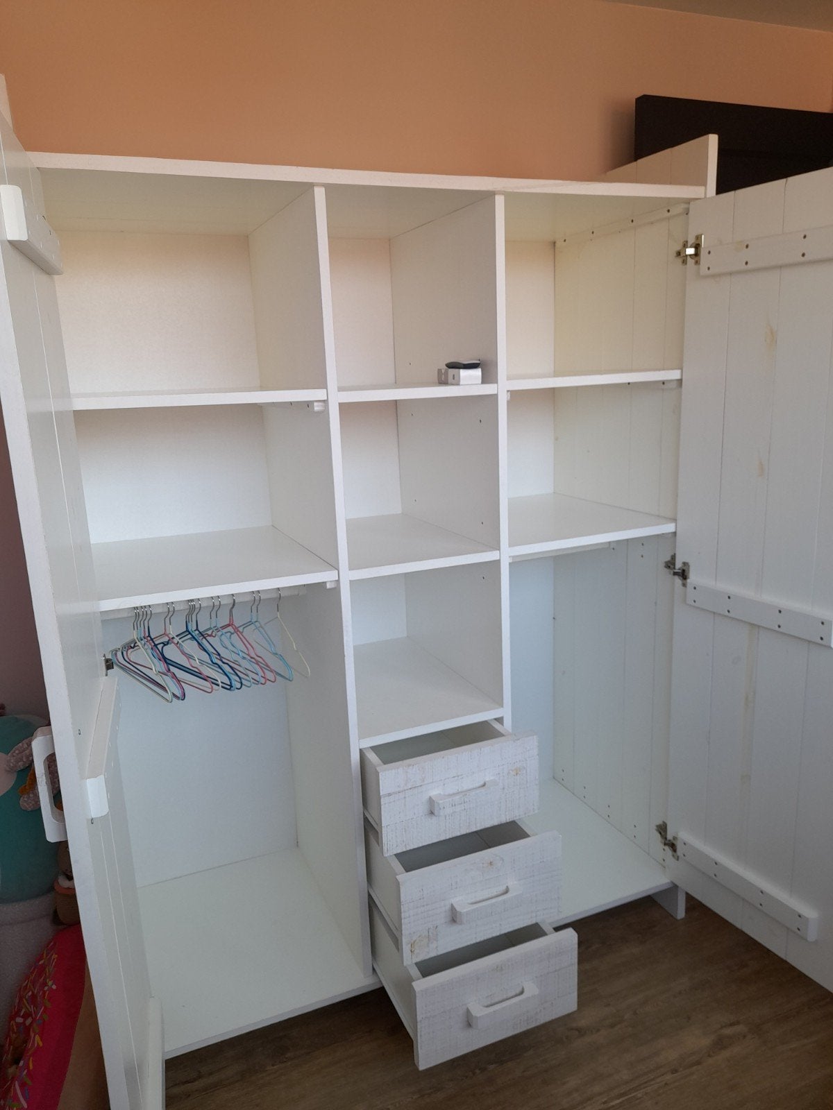 Lichte steigerhouten kledingkast met planken en hangruimte, Huis en Inrichting, Ophalen, Met deur(en), 100 tot 150 cm, Zo goed als nieuw