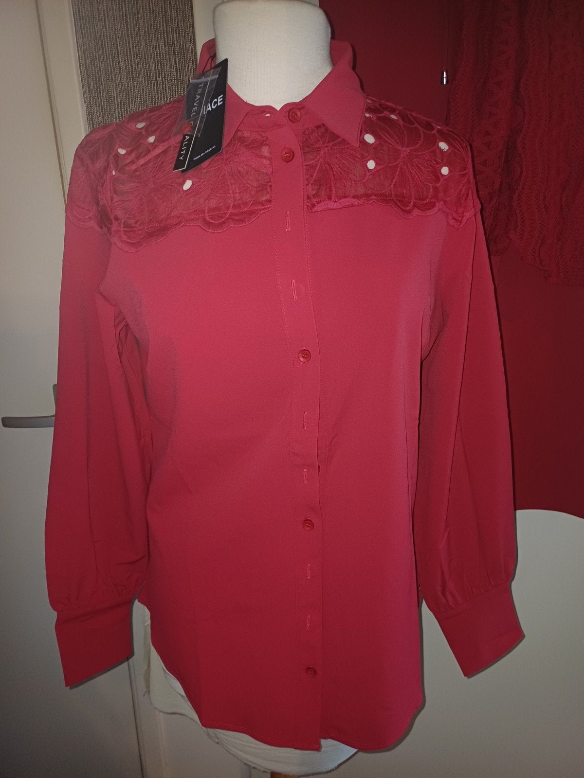 Mi piace travel blouse Dark Red met kant detail, Kleding | Dames, Maat 38/40 (M), Mp, Nieuw, Ophalen of Verzenden