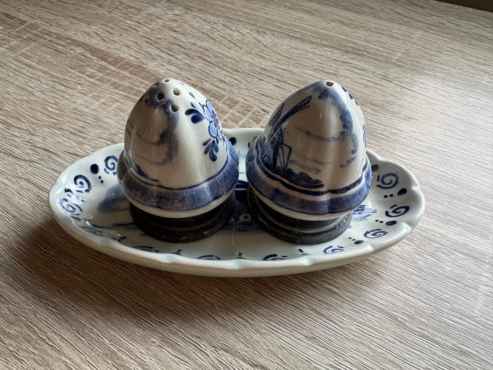 Delfts Blauw zout- en peperstel op schaaltje, Antiek en Kunst, Ophalen