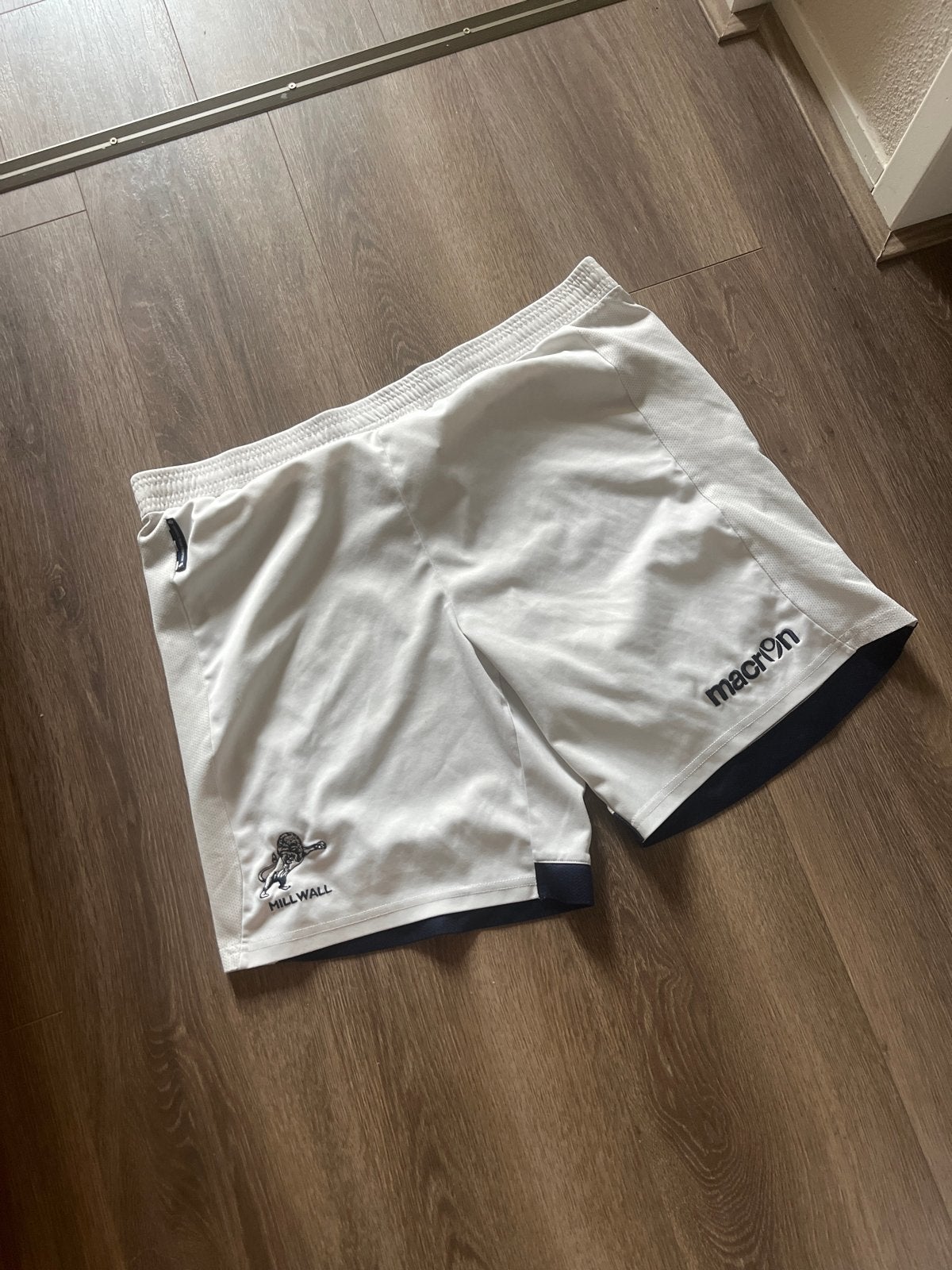 Millwall sportbroekje - Wit Macron voetbalshort, Kleding | Heren, Maat 48/50 (M), Wit, Ophalen of Verzenden, Voetbal