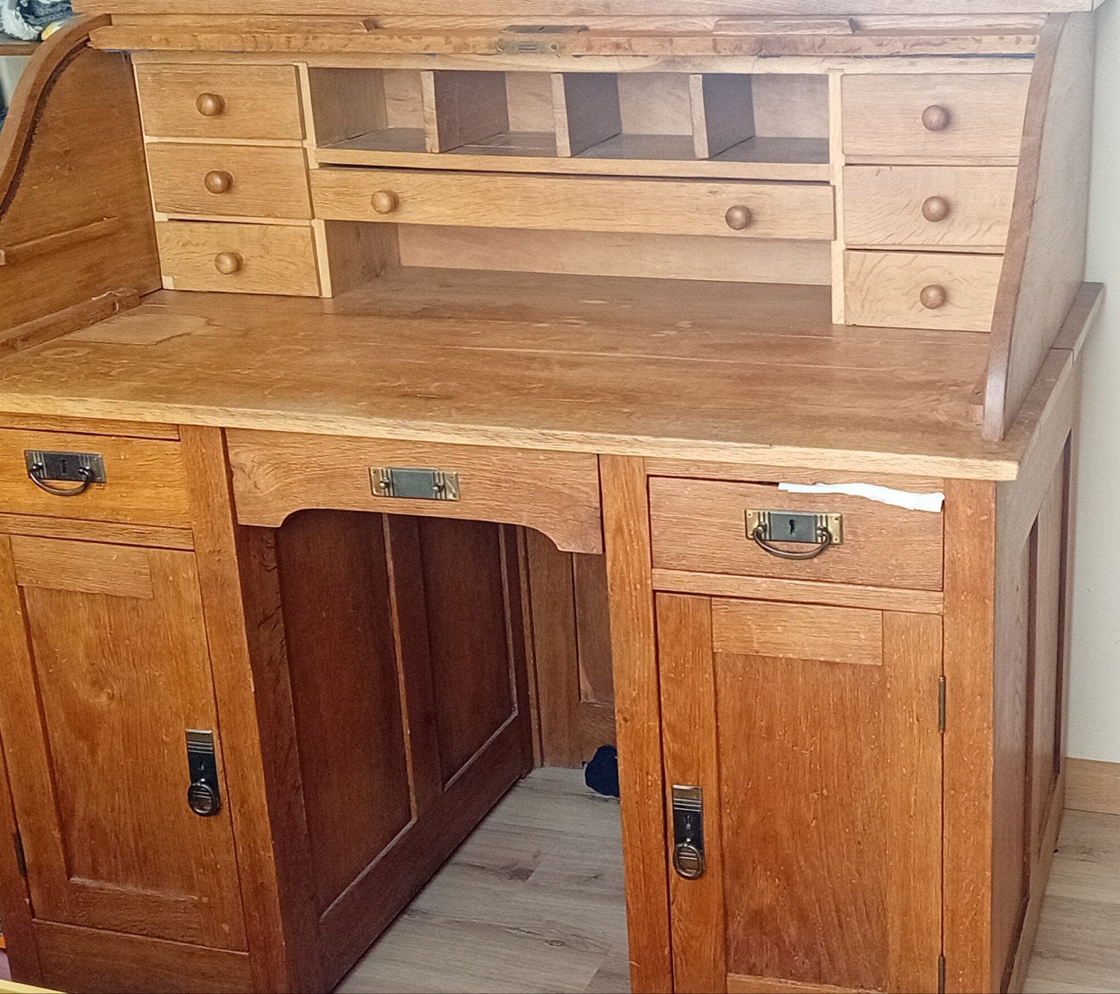 Foto 3 van Een bruin studie bureau.