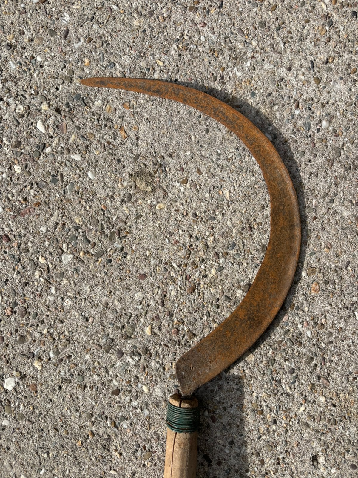 Oude hand sikkel met een blad van 30 cm. Merteken 2 + boom., Ophalen of Verzenden