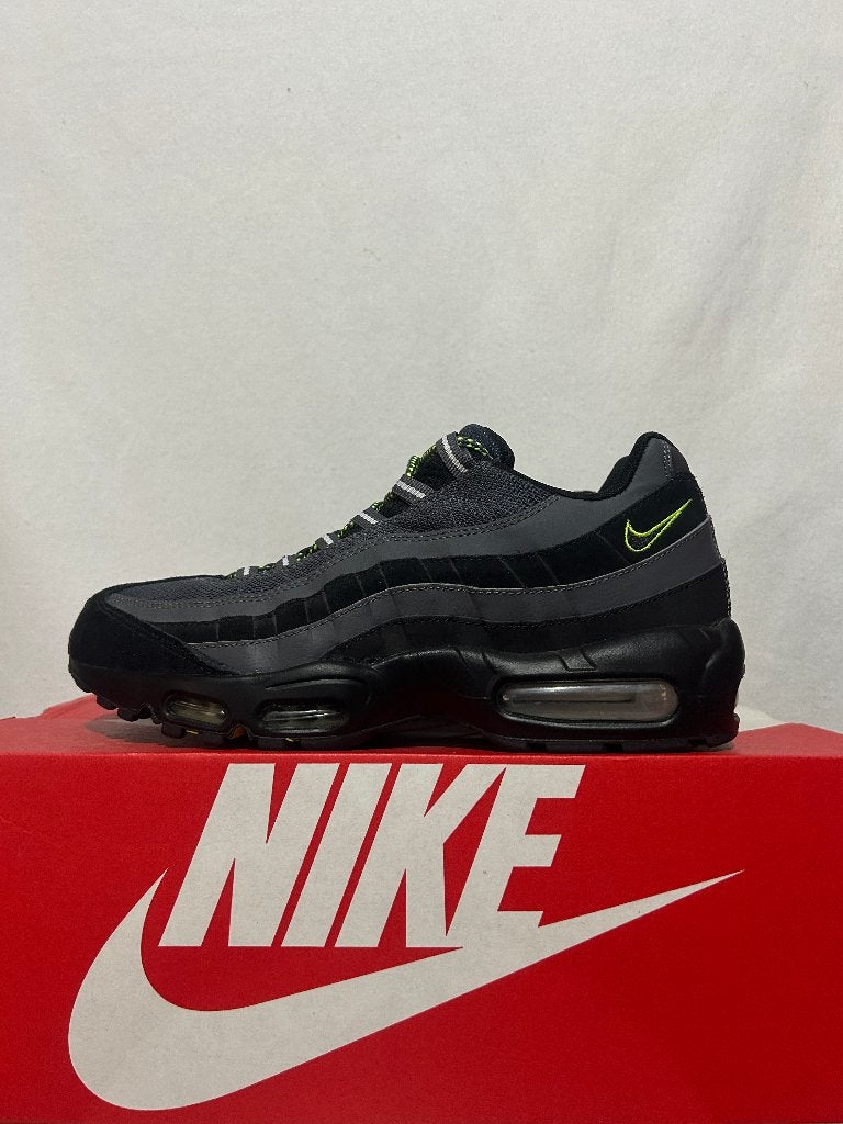 BIJNA NIEUW! Maat 44 - Nike Air Max 95 Black Volt