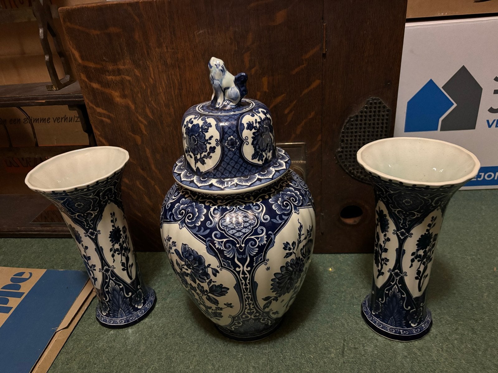 Prachtige Delfts Blauwe Kaststel - Vaas en Twee Bekervazen, Antiek en Kunst, Ophalen