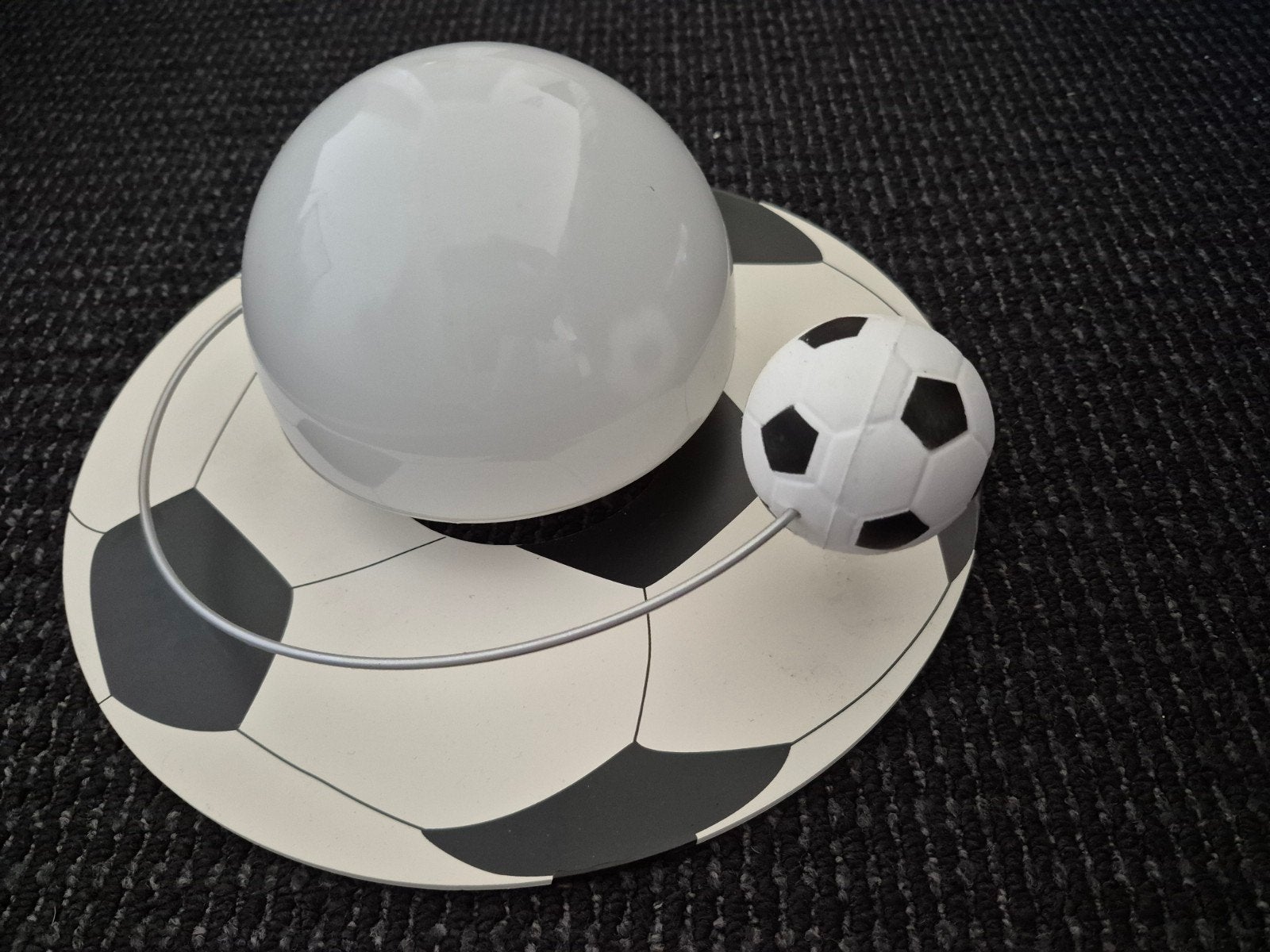Te koop: Voetbal plafondlamp / wandlamp, Ophalen, Gebruikt